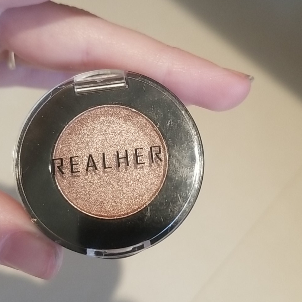 REALHER Eyeshadow. Shade Victorious.
